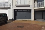 Staanplaatsen voor motorfiets, bromfiets of fietsen te huur op jaarbasis in een ruime gelijkvloerse garage in het centrum van Wenduine. (2006/19)